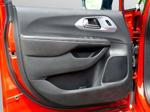 New 2026 Chrysler Pacifica Limited FWD image 20