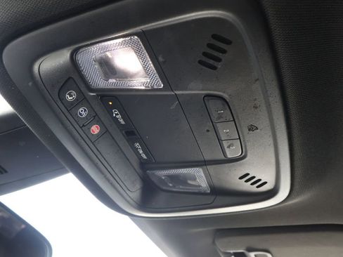 Used 2023 Chevrolet Traverse LT image 28