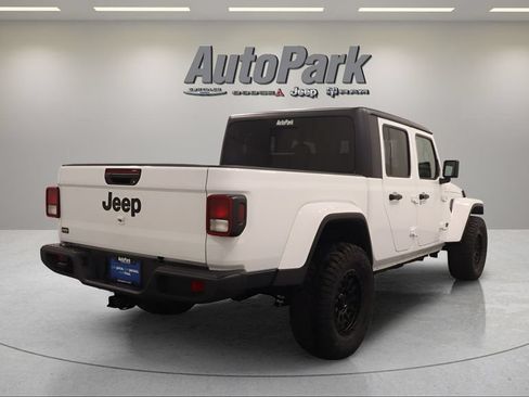 Used 2025 Jeep Gladiator Sport AWD/4WD image 11