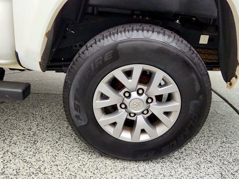 Used 2016 Toyota Tacoma SR5 w/ SR5 Appearance Package (SN) RWD image 9
