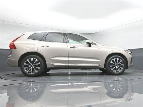 Used 2023 Volvo XC60 B5 Plus image 40