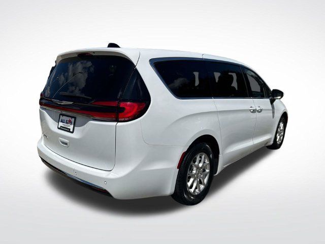 Used 2023 Chrysler Pacifica Touring-L FWD image 10