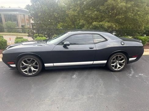 Used 2017 Dodge Challenger SXT RWD image 3