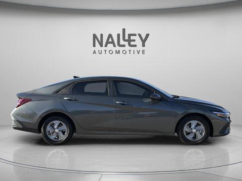 Used 2025 Hyundai Elantra SE image 7