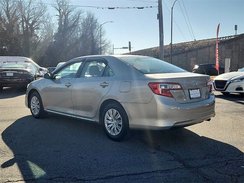 Used 2014 Toyota Camry LE image 4