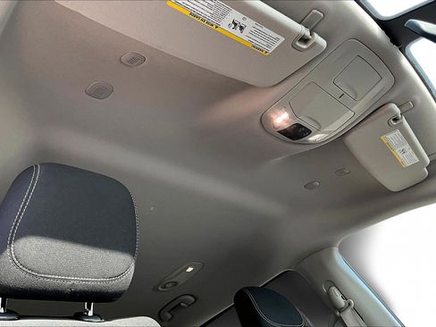 Used 2022 Chrysler Voyager LX image 29