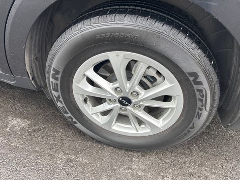 Used 2024 Kia Carnival LX FWD image 3