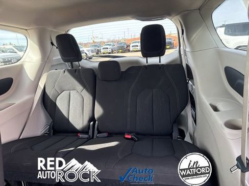 Used 2023 Chrysler Voyager LX image 14