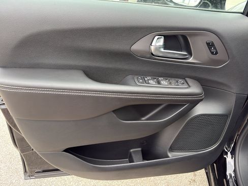 New 2026 Chrysler Pacifica Select FWD image 11