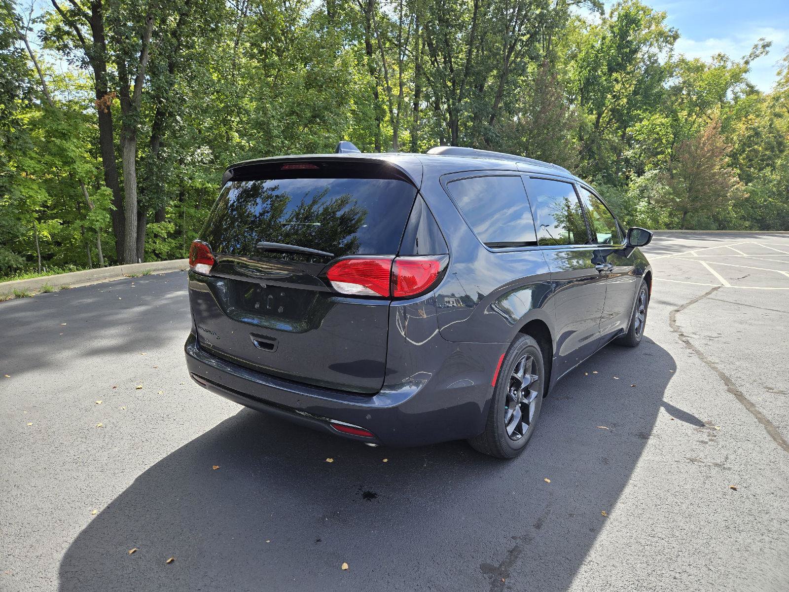 Used 2020 Chrysler Pacifica Touring-L Plus FWD image 3