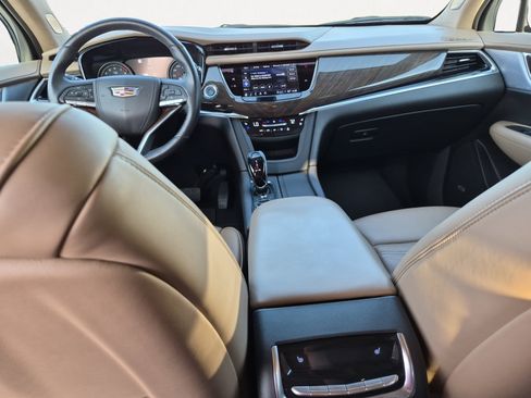 Used 2024 Cadillac XT6 FWD image 3