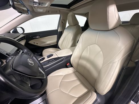 Used 2020 Toyota Avalon XLE w/ Moonroof Package image 9