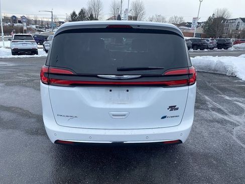 Certified 2023 Chrysler Pacifica Touring-L image 4