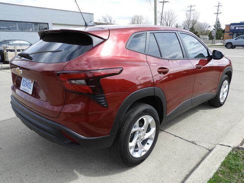 Used 2025 Chevrolet Trax LS w/ LS Convenience Package FWD image 9