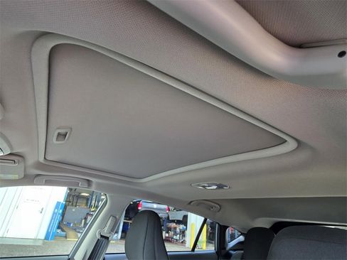 Used 2025 Subaru Crosstrek 2.0i Premium image 7