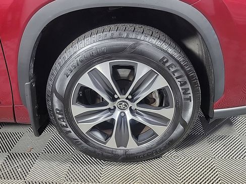 Used 2022 Toyota Highlander XLE AWD/4WD image 3