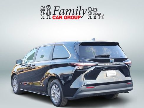 Used 2025 Toyota Sienna LE FWD image 3