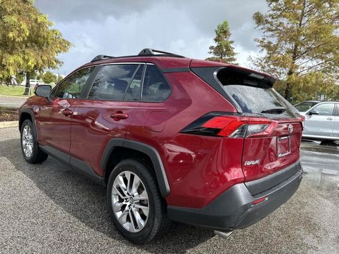 Used 2021 Toyota RAV4 XLE Premium image 5