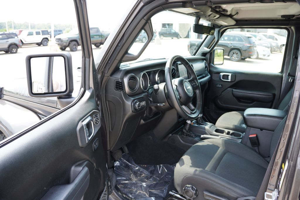 Used 2022 Jeep Gladiator Sport AWD/4WD image 14