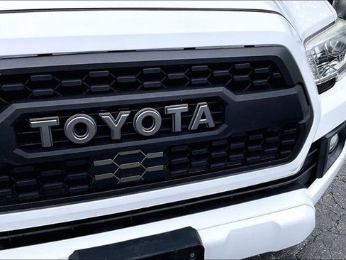 Used 2018 Toyota Tacoma TRD Sport w/ Technology Package AWD/4WD image 27