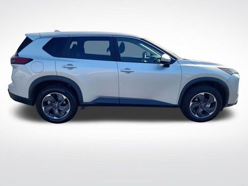 Used 2024 Nissan Rogue SV image 6