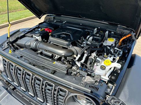 Used 2025 Jeep Wrangler Unlimited Rubicon 4xe w/ Safety Group AWD/4WD image 25