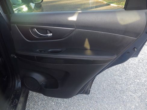 Used 2016 Nissan Rogue SV AWD/4WD image 30