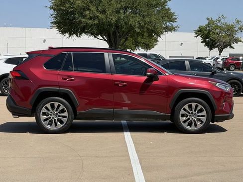 Used 2019 Toyota RAV4 XLE Premium FWD image 3
