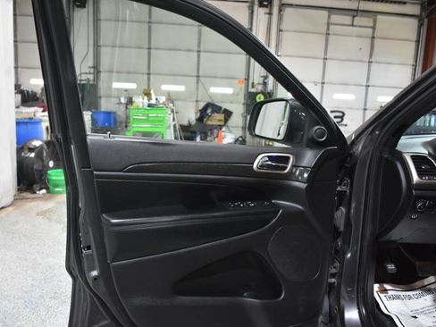 Used 2017 Jeep Grand Cherokee Laredo w/ Quick Order Package 23E image 28