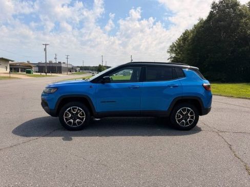 Used 2025 Jeep Compass Trailhawk AWD/4WD image 4