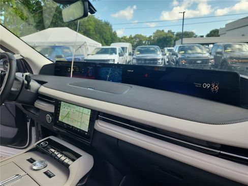 New 2026 Lincoln Navigator Premiere AWD/4WD image 25