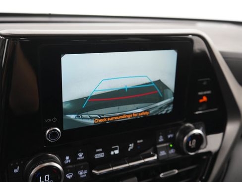 Used 2025 Toyota Highlander XLE AWD/4WD image 23