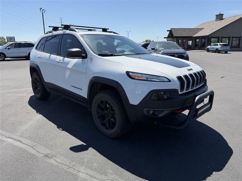 Used 2016 Jeep Cherokee Trailhawk w/ Comfort/Convenience Group AWD/4WD image 2