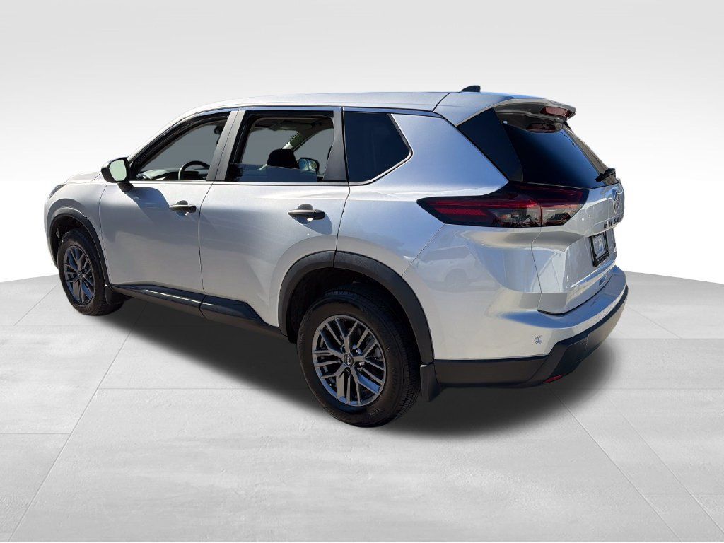 Used 2025 Nissan Rogue S AWD/4WD image 5