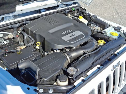 Used 2018 Jeep Wrangler Unlimited Sahara w/ Connectivity Group image 27