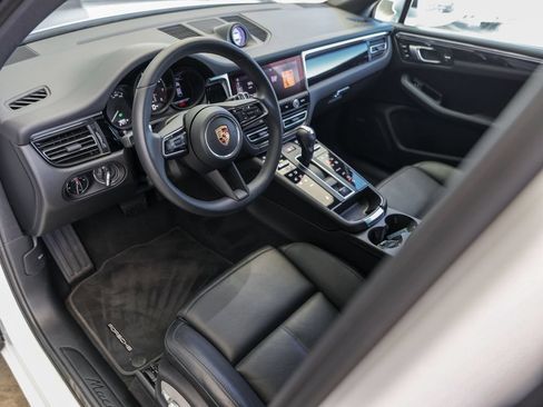 Certified 2026 Porsche Macan AWD/4WD image 4