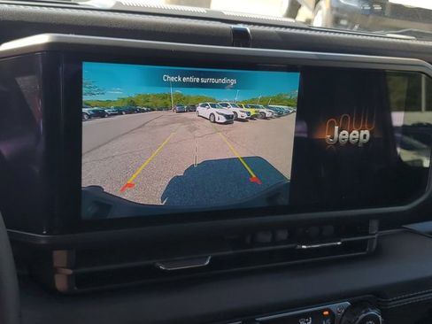 Used 2025 Jeep Gladiator Sport AWD/4WD image 17