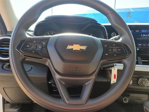 Certified 2025 Chevrolet Trax LS image 21