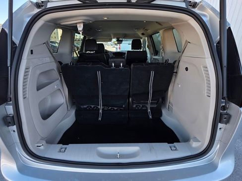 Used 2024 Chrysler Pacifica Touring-L image 12