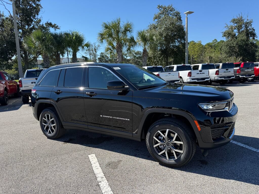 New 2027 Jeep Grand Cherokee Laredo RWD image 1