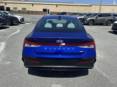 New 2025 Hyundai Elantra Limited image 12