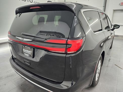 Used 2024 Chrysler Pacifica Touring-L image 5
