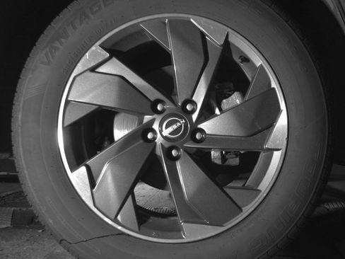 Used 2025 Nissan Rogue SV AWD/4WD image 13