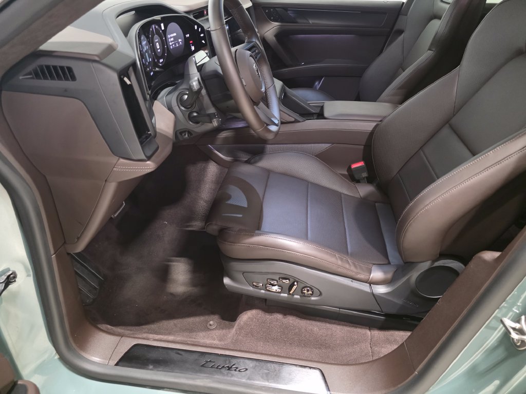 Certified 2026 Porsche Cayenne Turbo AWD/4WD image 4