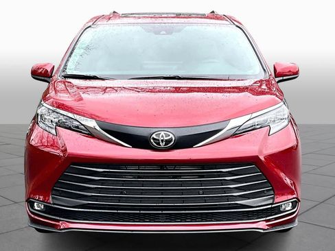 Certified 2026 Toyota Sienna XLE image 4
