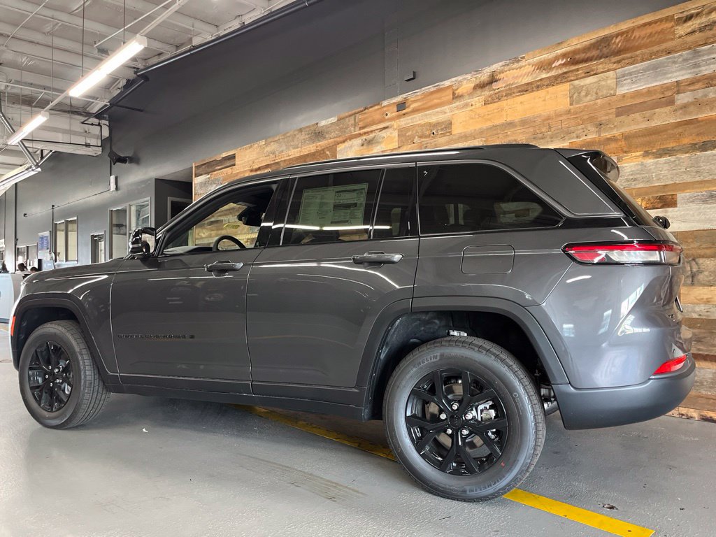 New 2026 Jeep Grand Cherokee Altitude AWD/4WD image 17
