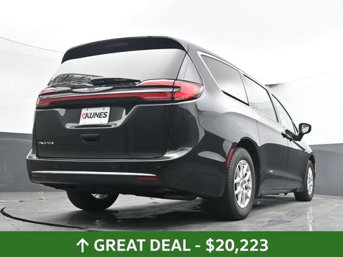 Used 2023 Chrysler Pacifica Touring-L FWD image 45