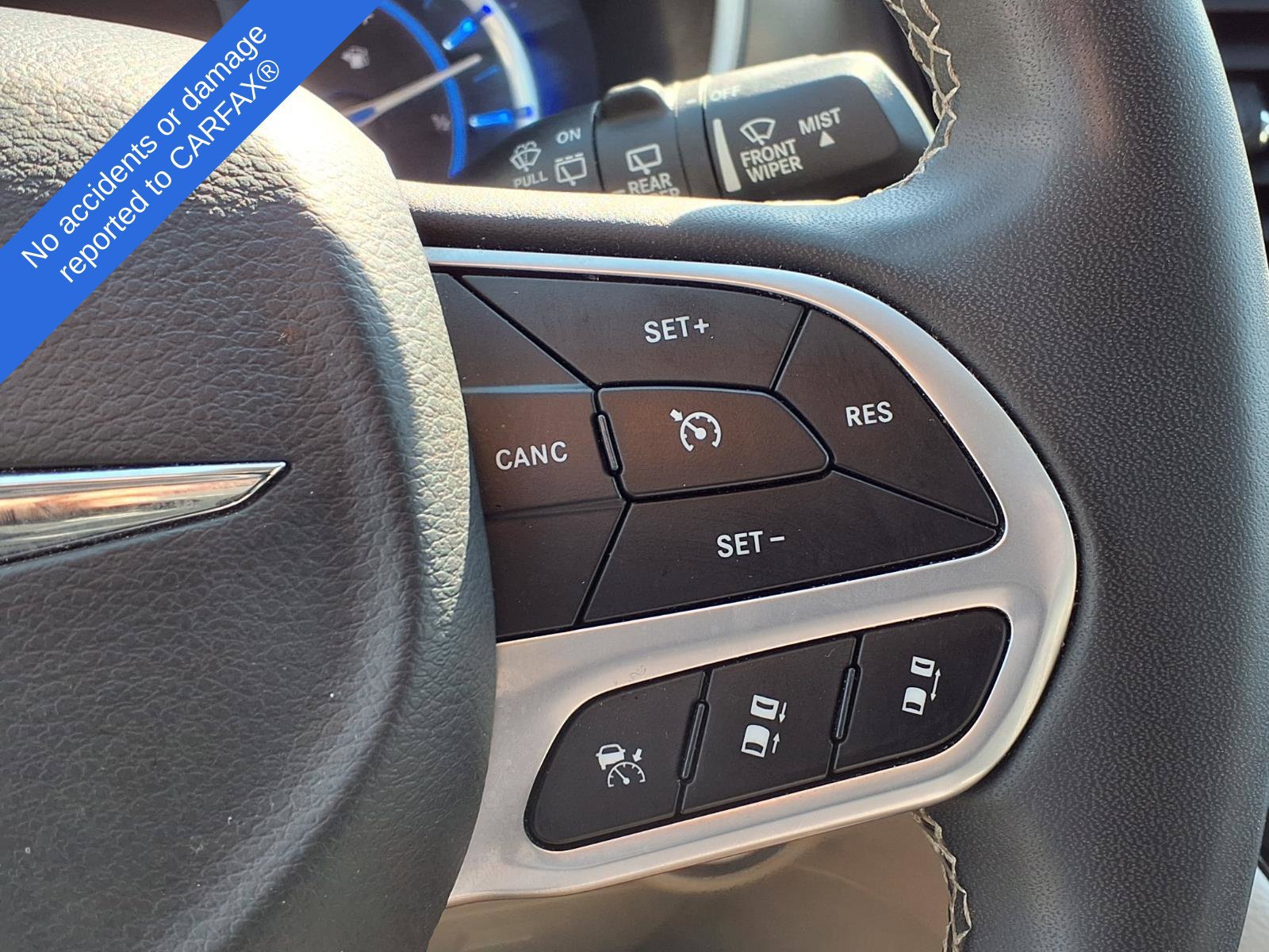 Used 2024 Chrysler Pacifica Limited FWD image 30