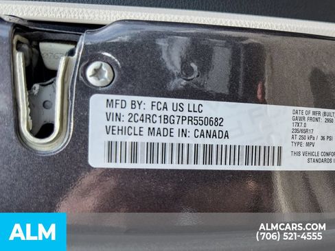 Used 2023 Chrysler Pacifica Touring-L FWD image 18