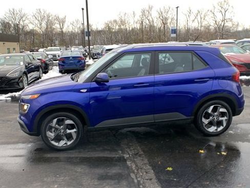 Used 2024 Hyundai Venue SEL image 2